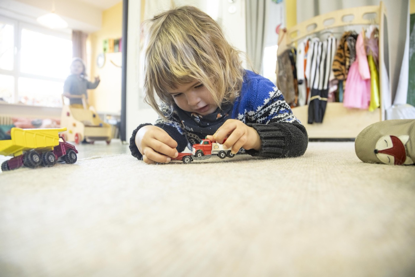 Kinder beim kreativen Spielen