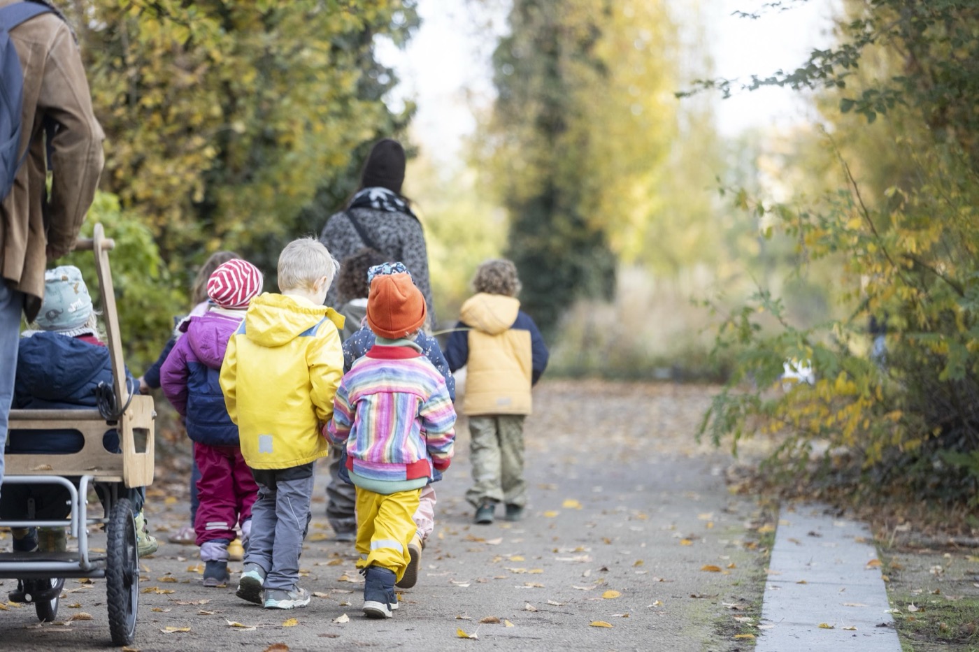 Kinder beim Entdecken und Lernen